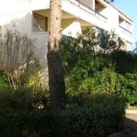 En Rez-de-chaussee Avec Terrasse Spacieuse Et Parking Prive A - Fr-1-326-814