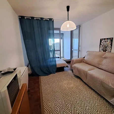 En Rez-de-chaussee Avec Terrasse Spacieuse Et Parking Prive A - Fr-1-326-814 شقة