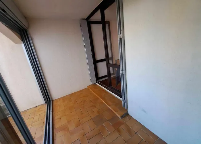 En Rez-de-chaussee Avec Terrasse Spacieuse Et Parking Prive A - Fr-1-326-814 *