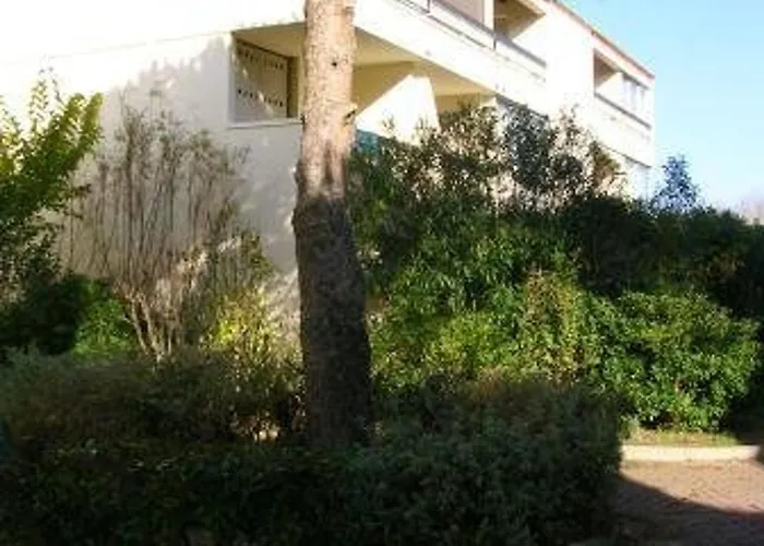 En Rez-de-chaussee Avec Terrasse Spacieuse Et Parking Prive A - Fr-1-326-814