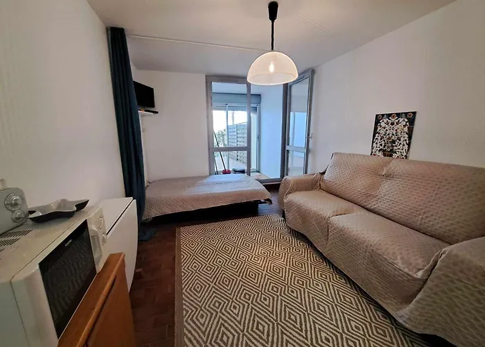 En Rez-de-chaussee Avec Terrasse Spacieuse Et Parking Prive A - Fr-1-326-814 Lejlighed *
